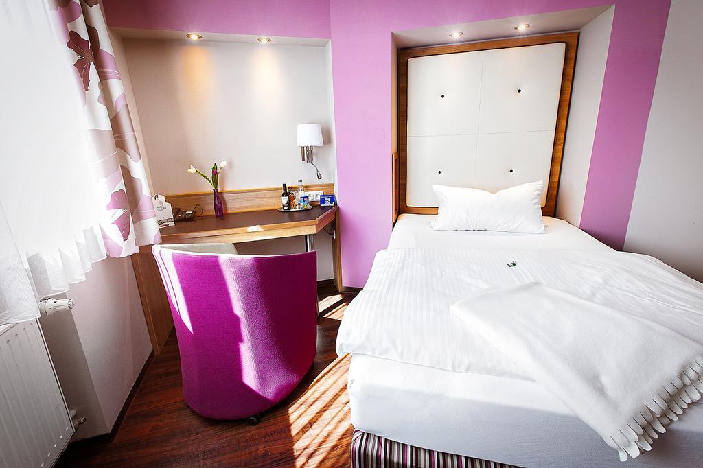Hotel Am Turm Кауфбойрен Номер фото
